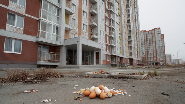 Родители отмывали подъезд: до Калининграда докатился тренд закидывать именинника яйцами на камеру (видео)  