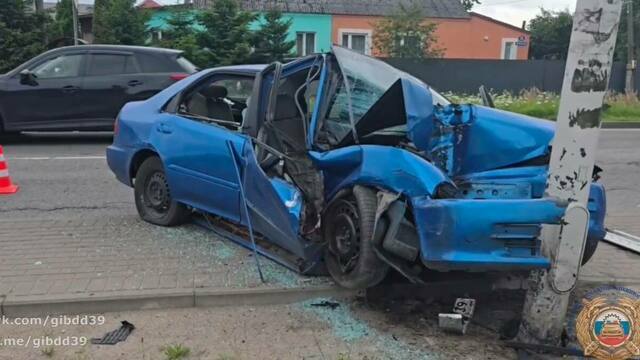В посёлке Волочаевское 37-летний водитель врезался в опору фонаря (видео)