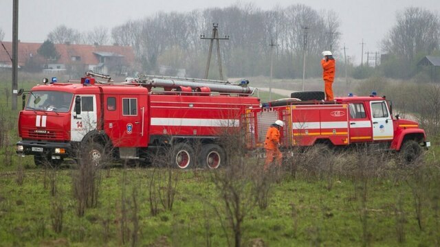 В Гурьевске загорелся одноэтажный дом, пожарные спасли двоих мужчин   