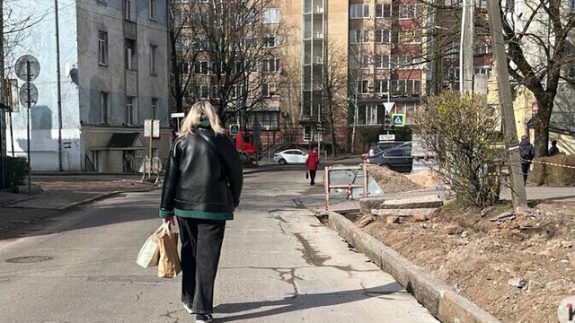 В Калининграде начали расширять дорогу в конце Дадаева