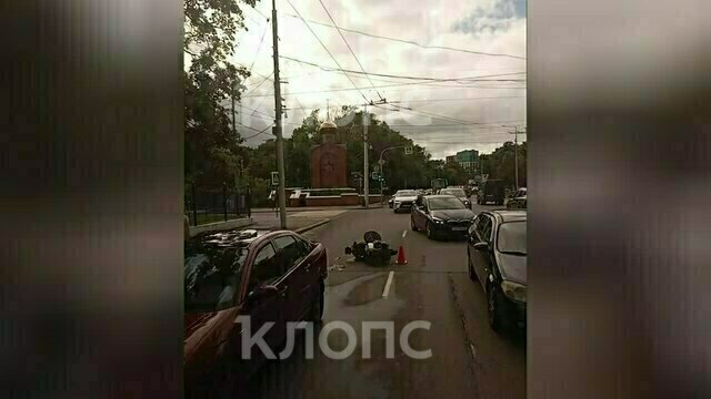 Мотоцикл валяется на земле, водителя рядом нет: в Калининграде на Гвардейском проспекте произошло ДТП (видео)