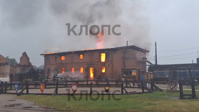 Пожар в замке Шаакен под Калининградом тушили семь машин (фото, видео)