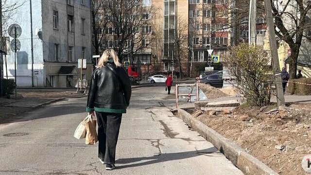 В Калининграде начали расширять дорогу в конце Дадаева