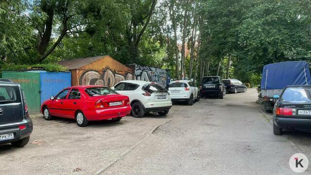 Сначала вырубили деревья, потом сделали парковку платной: жители Калязинской возмущены нашествием машин  