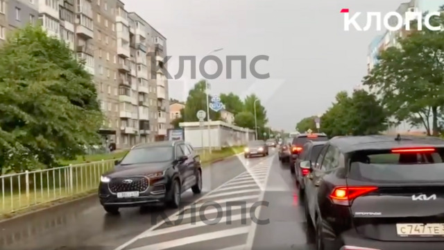 «Есть у кого переносной туалет?»: калининградцы застряли в десятикилометровой пробке на выезд из Балтийска