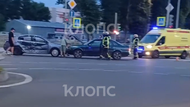 На месте работают пожарные и бригада скорой помощи: в Калининграде на Покрышкина две легковушки не поделили дорогу (видео) 