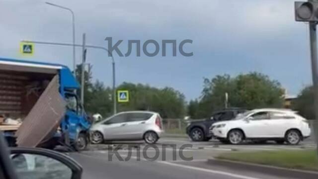 Не работает светофор: в Калининграде в конце Московского проспекта произошло ДТП из пяти машин (видео)