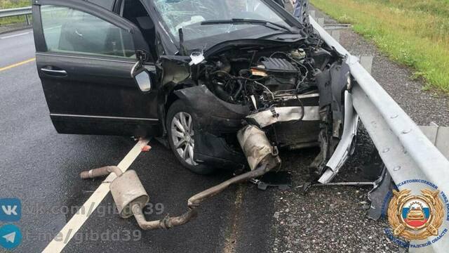 В Гурьевском районе водитель не справился с управлением, врезался в ограждение, улетел в кювет и перевернулся