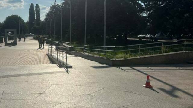 В Калининграде на набережной Трибуца электросамокатчик сбил ребёнка и скрылся, теперь его ищут  