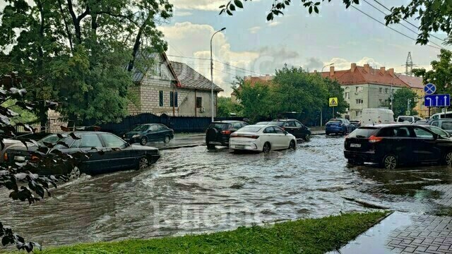Буйство стихии: в Калининграде во время ливня чуть не ушли под воду несколько улиц