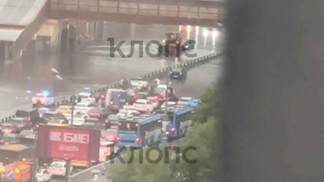 Машины плавают как лодки, встали трамваи и автобусы, метро затапливает: тропический ливень обрушился на Москву (видео)