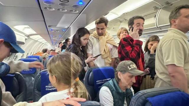Запретили отходить от зоны посадки: в Храброво рейс в Москву задержали на четыре часа, пассажиры начинают паниковать