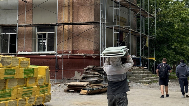 «Город сейчас — одна большая стройка»: в школе №4 на Карла Маркса власти проверили ход капитального ремонта (фоторепортаж)