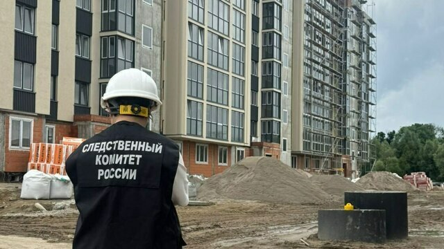 Пролетел три этажа — и остался жив: в Калининграде монтажник упал на стройке многоэтажки