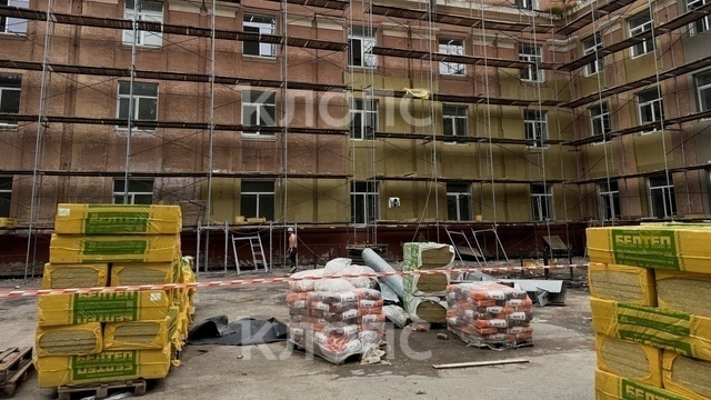 «Город сейчас — одна большая стройка»: в школе №4 на Карла Маркса власти проверили ход капитального ремонта (фоторепортаж)