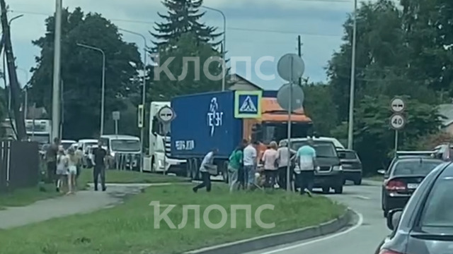 В Волочаевском на пешеходном переходе сбили девочку, образовалась сильная пробка — очевидцы (видео)  