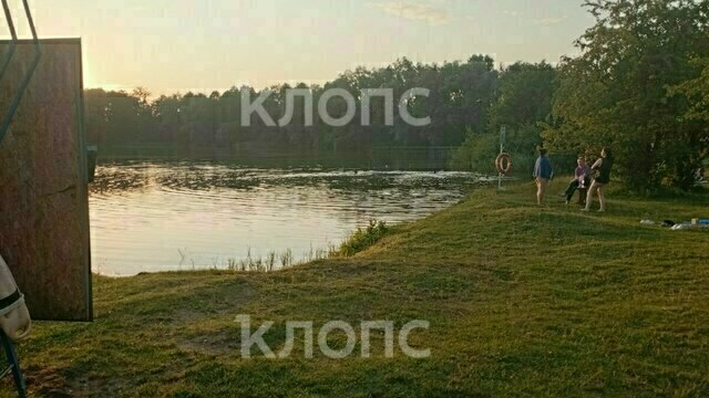 На озере в Калининграде спасли 16-летнего купальщика, у которого свело ноги