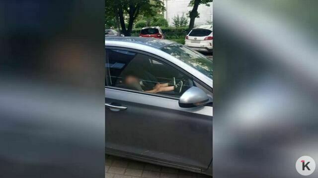 «Лежал красный и весь мокрый»: в Калининграде малыша оставили одного в машине на жаре (фото)  