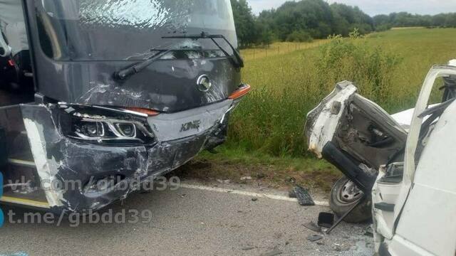 На трассе в Неманском районе в ДТП с автобусом погиб водитель Volkswagen, четверо пострадали