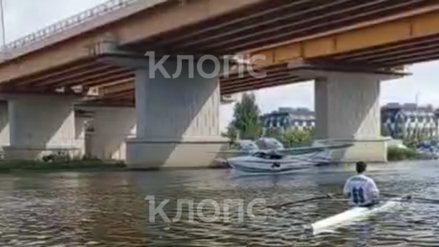 В Калининграде гидросамолёт пролетел под Берлинским мостом, едва не сбив гребцов (видео)  