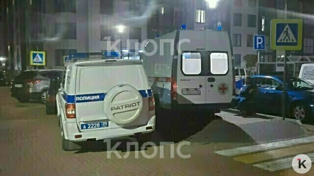Что-то воинственно кричал: на Интернациональный мужчина повис на балконе девятого этажа
