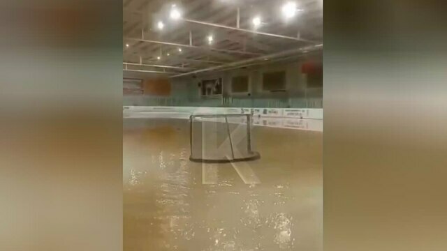 Ворота посреди озера: ФОК в Светлогорске не справился с сильным ливнем, помещения затопило (видео) 