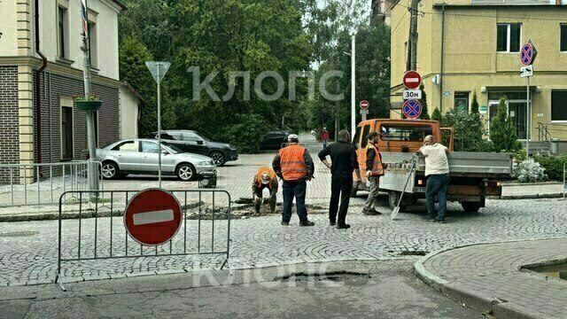 В центре Пионерского из-за дорожного провала закрыли движение по Комсомольской (фото)