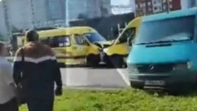 В Московском районе Калининграда лоб в лоб столкнулись две маршрутки, есть пострадавшие (видео)