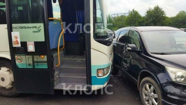 На Балтийском шоссе рейсовый автобус врезался в легковушку (фото)
