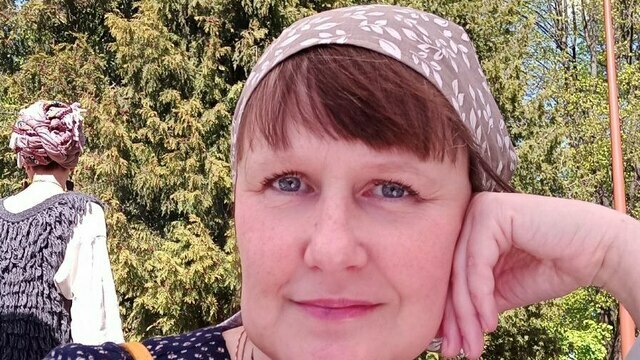 «Следую посылам от сердца что-то изготовить»: калининградка создает уникальные куклы-шарж