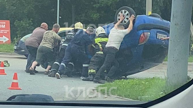 На проспекте Победы легковушка попала в ДТП и перевернулась на крышу (видео)