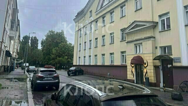 В Калининграде за драмтеатром убрали спорный знак, теперь тротуар уставлен машинами (фото)