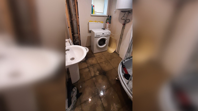 В Калининграде затопило сточными водами цоколь, который жильцы собирались сдавать посуточно (фото, видео)   
