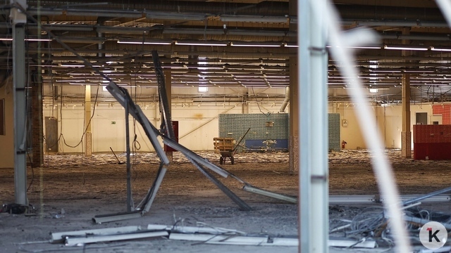 Парковка закрыта, внутри — пустота: что происходит на месте бывшего магазина «Виктория» на 9 Апреля (фоторепортаж)