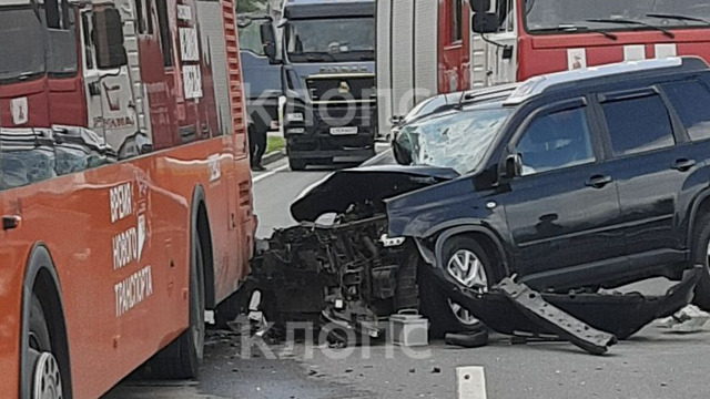 На улице Молодой Гвардии внедорожник врезался в автобус, объезжавший их грузовик напоролся на отбойник (фото, видео)