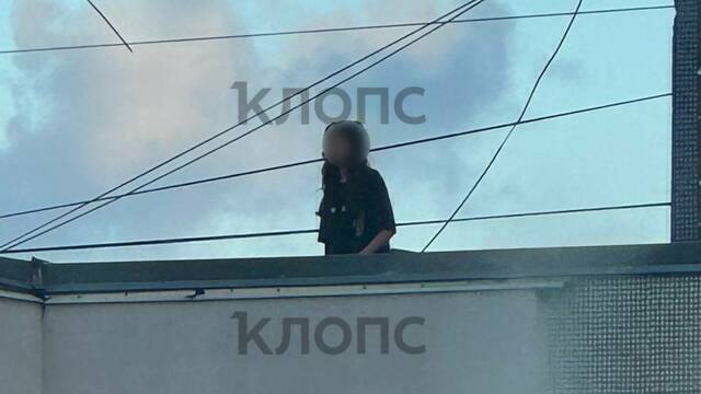 «Могут покалечить кого-то»: в Калининграде на Интернациональной подростки бросали вещи с крыши дома (видео)