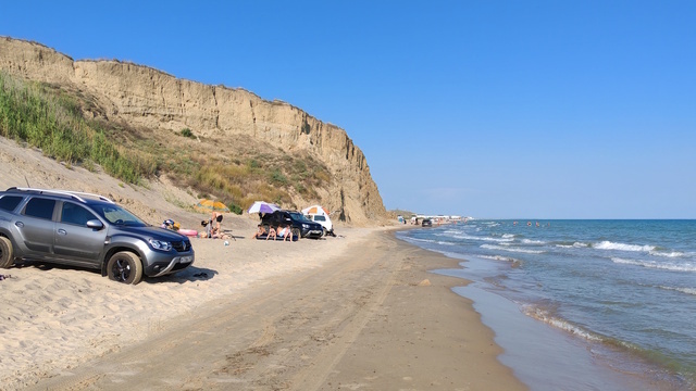 Под Балтийском внедорожник застрял в песке на берегу моря, в Пионерском трактор поехал по пляжу (фото, видео)
