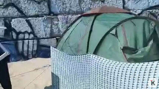 На центральном пляже Пионерского разбили палаточный городок, мэрия отреагировала (фото)