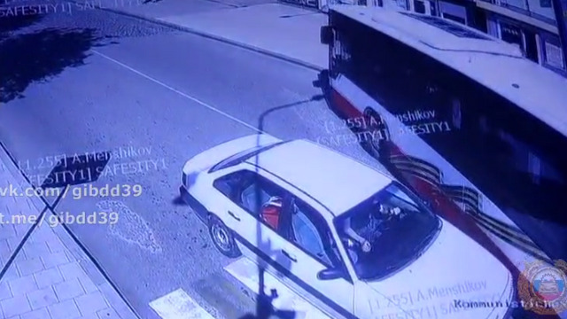 На перекрёстке Павлика Морозова и Коммунистической автобус врезался в легковушку с водителем без прав (видео)