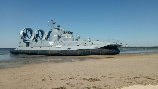 Малый десантный корабль Балтфлота поставил мины в морском полигоне