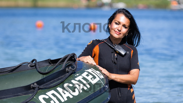 «Швырнула рацию в песок и кинулась в воду»: красавица из Балтийска спасает людей и не перестаёт удивляться их беспечности       