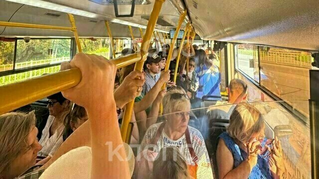 Давка в автобусах и забитые «Ласточки»: в Калининграде транспорт не справляется с обилием желающих поехать на море 
