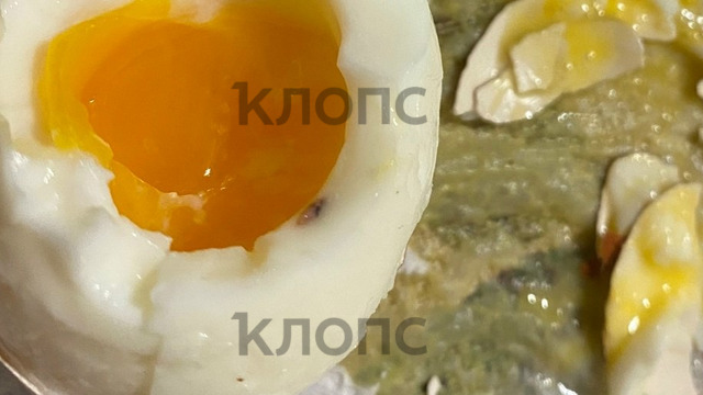 Кощей нервно курит в сторонке: калининградка ужаснулась внутренностям яйца из магазина (фото)