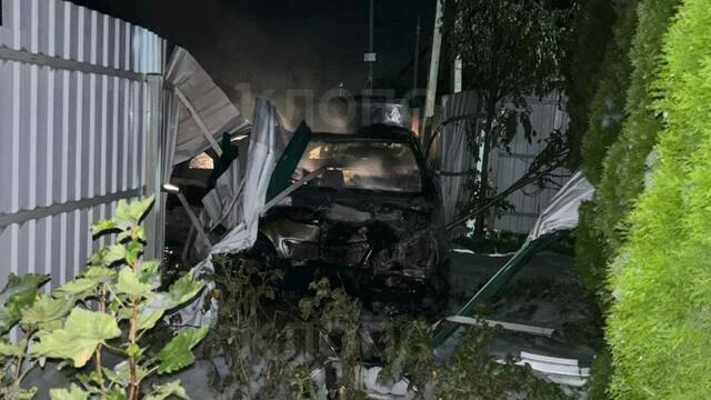 «Под громкий смех и музыку «вывалились» из машины»: в посёлке Донское автомобиль загорелся от удара в забор жилого дома