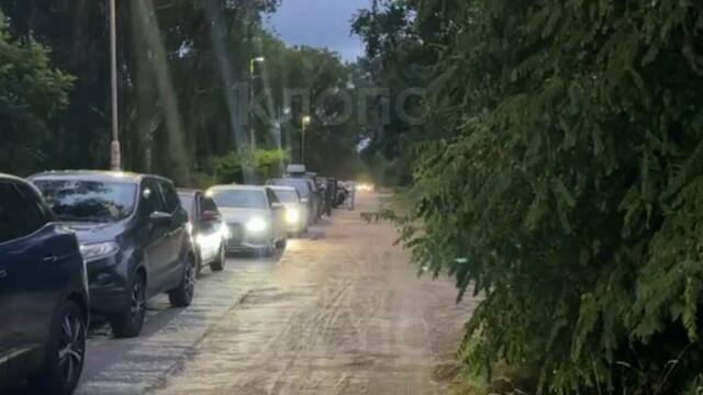 «Ждём уже четыре часа, тут больше ста машин»: на Балтийской косе собрались большие очереди из желающих попасть на паром