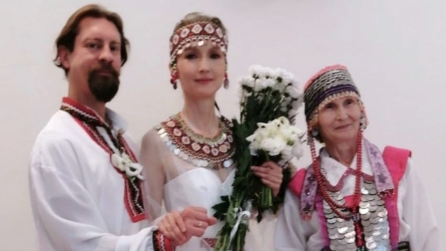 Балтийск увидел свадьбу в национальных костюмах: чувашская невеста и жених в вышиванке