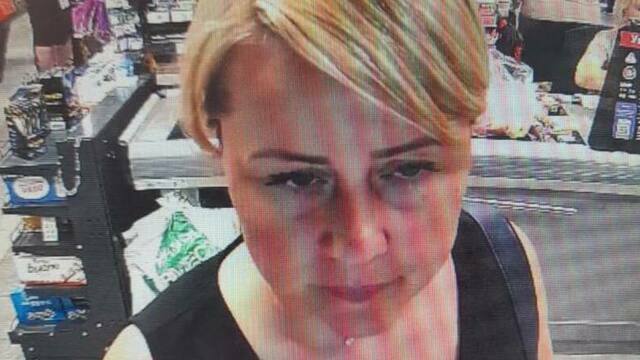 Нашла чужой кошелёк — оставила себе деньги: полиция ищет эту женщину (фото)