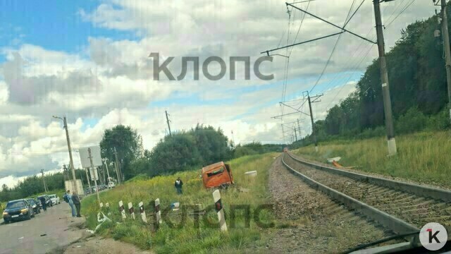 Под Калининградом «Ласточка» задела автомобиль, машина улетела в кювет (фото)