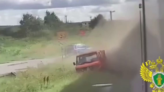 Появилось видео столкновения «Ласточки» с авто на переезде под Калининградом, где погиб человек 