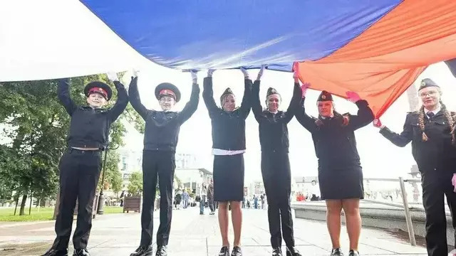 «Звучит гимн, ты глазами ищешь флаг»: Дятлова — о традициях, которые дороги нескольким поколениям калининградцев